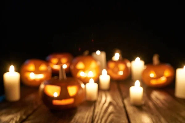 Jack-o-latern Halloween pumpkins on wooden planks background — Stock Photo, Image