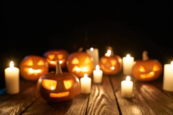 Jack-o-latern Halloween pumpkins on wooden planks background — Stock Photo, Image