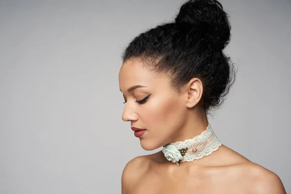 Retrato de beleza de bela mulher de raça mista usando chocker — Fotografia de Stock