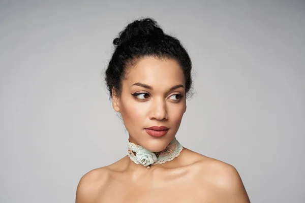 Retrato de beleza de bela mulher de raça mista usando chocker — Fotografia de Stock