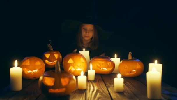 Halloween pumpkins on wooden planks — Stock Video