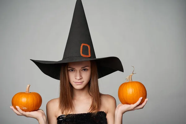 Close-up van speelse Halloween heks pompoenen houden — Stockfoto