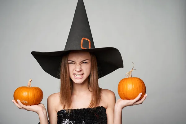 Vértes játékos Halloween boszorkány tartja a sütőtök — Stock Fotó