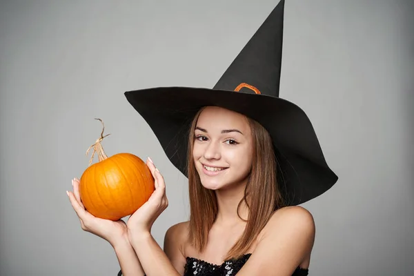 Kabaklar tutan eğlenceli Halloween cadı closeup — Stok fotoğraf