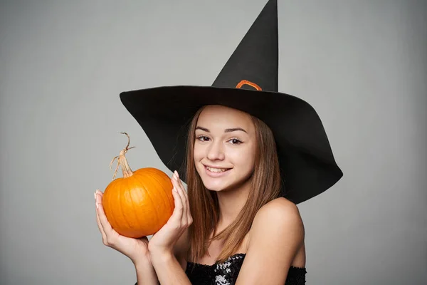 Vértes játékos Halloween boszorkány tök gazdaság — Stock Fotó