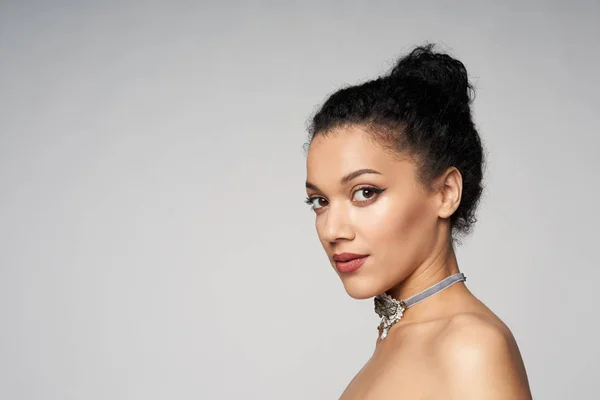 Retrato de beleza de bela mulher de raça mista usando chocker — Fotografia de Stock