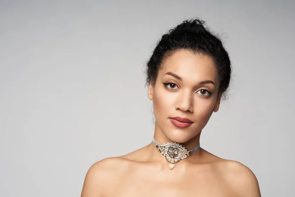 Retrato de beleza de bela mulher de raça mista usando chocker — Fotografia de Stock