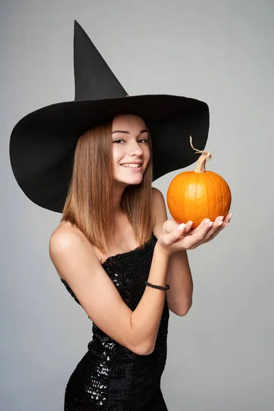 Primo piano di zucca giocosa tenuta strega di Halloween — Foto Stock