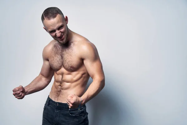 Muskulöser Mann ohne Hemd feiert Erfolg schreiend — Stockfoto