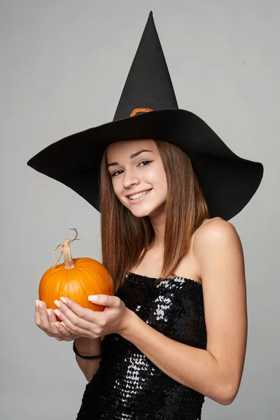 Close-up de brincalhão Halloween bruxa segurando abóboras — Fotografia de Stock