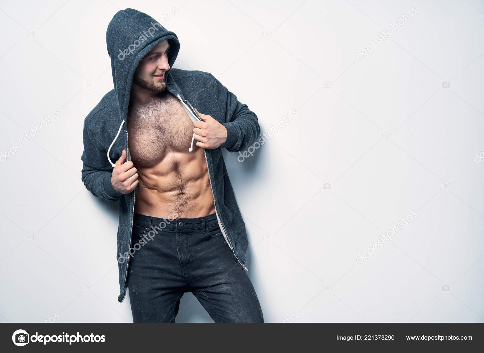 Hombre musculoso con sudadera gris con capucha Stock Photo