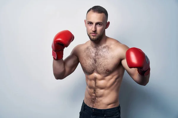 Hombre musculoso sin camisa que usa guantes de caja listos para luchar — Foto de Stock