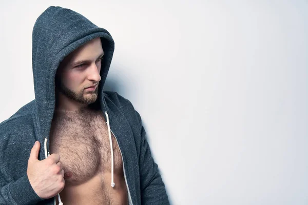 Brutal nu musclé homme habillé dans un sweat à capuche gris — Photo