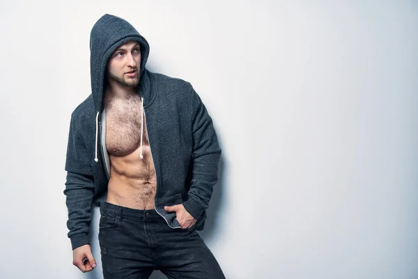 Brutal nu musclé homme habillé dans un sweat à capuche gris — Photo