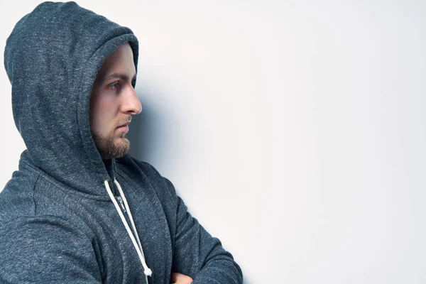 Brutala naken muskulös man klädd i en grå hoodie — Stockfoto