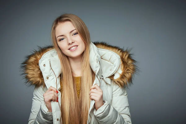 Retrato de hermosa chica en abrigo de invierno — Foto de Stock