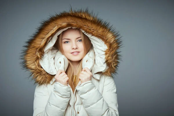 Ritratto di bella ragazza in cappotto invernale — Foto Stock