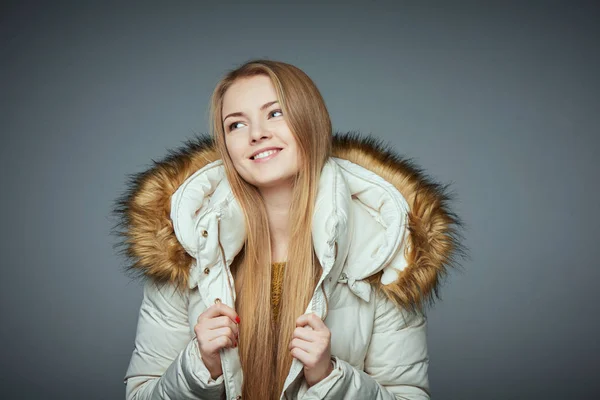 Portret van mooi meisje in winterjas — Stockfoto