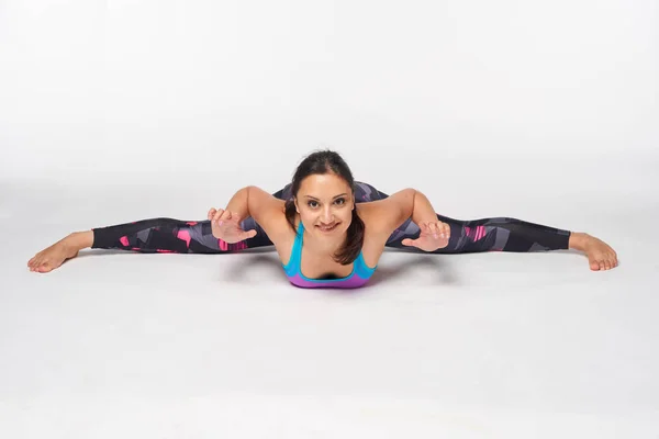 Mujer de cuerpo entero practicando yoga Samakonasana, Pose Splits — Foto de Stock