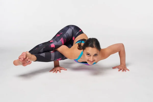 Mujer de cuerpo entero practicando yoga Ocho Pose en ángulo — Foto de Stock