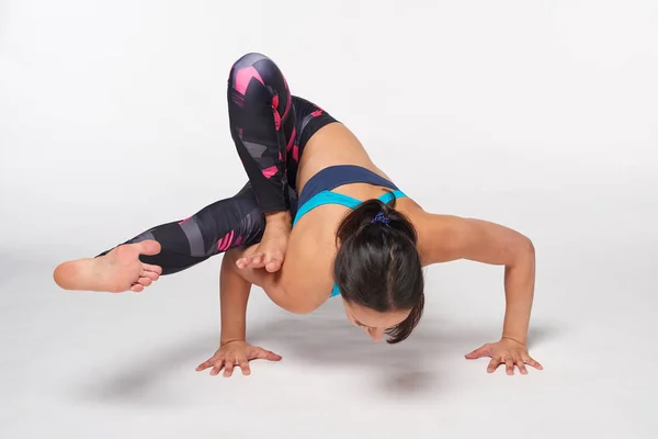 Joven Mujer Atractiva Practicando Yoga Haciendo Ekapada Yogadandasana Pose Longitud — Foto de Stock