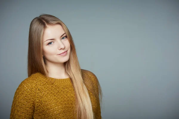 Portret van mooi blond meisje in trui — Stockfoto