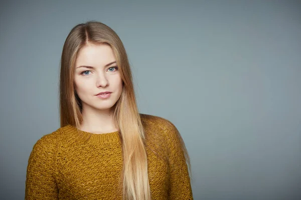 스웨터에 아름 다운 금발 소녀의 초상화 — 스톡 사진