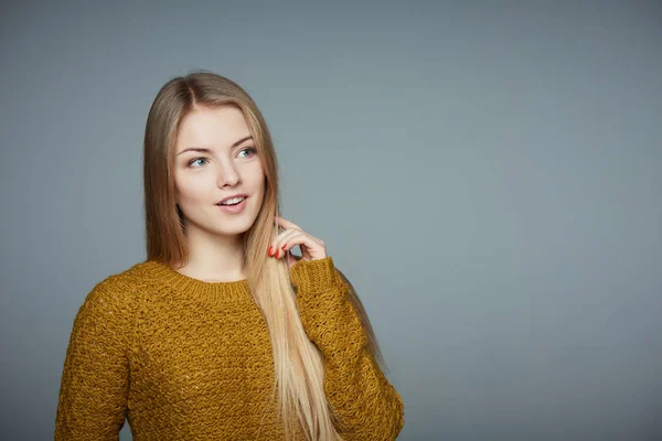 Retrato de una hermosa chica rubia en suéter — Foto de Stock