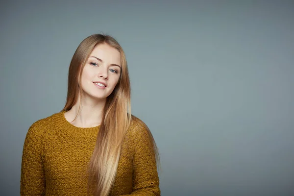 Retrato de una hermosa chica rubia en suéter —  Fotos de Stock
