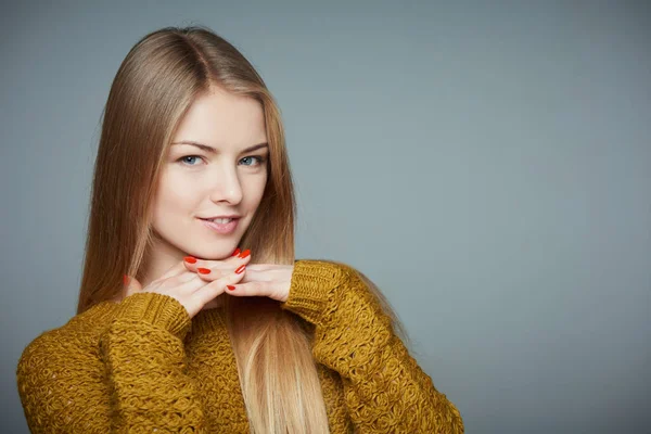 Retrato de una hermosa chica rubia en suéter — Foto de Stock