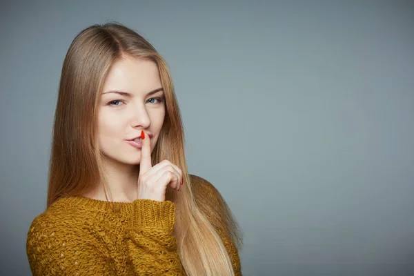 Dívka říká tajné zprávy klepy dívá stranou — Stock fotografie