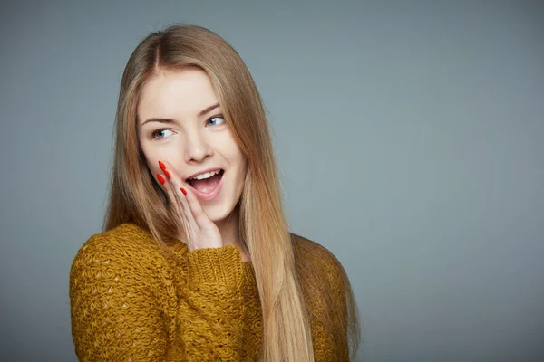 Dívka říká tajné zprávy klepy dívá stranou — Stock fotografie