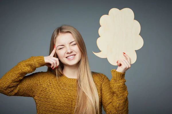 Meisje uitpersen van haar hersenen met gesloten ogen houden tekstballon — Stockfoto