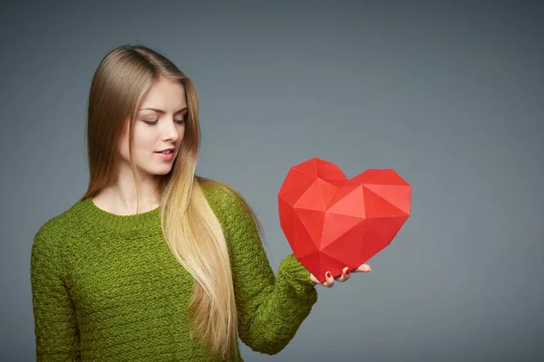 Portret van mooi blond meisje houdt hart vorm — Stockfoto