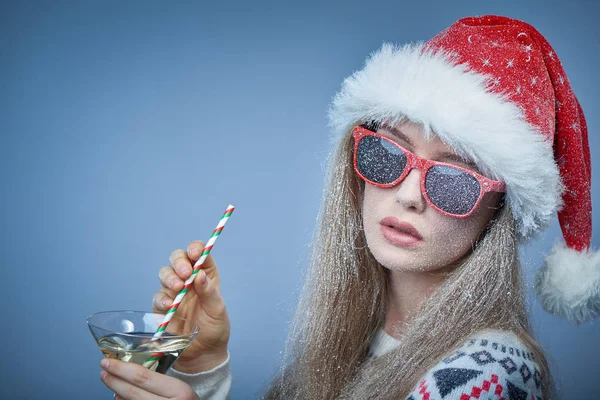 Santa şapka ve güneş gözlüğü takmış yüz karda donmuş kızla — Stok fotoğraf