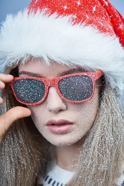 Primer Plano Niña Congelada Con Nieve Cara Con Sombrero Santa —  Fotos de Stock