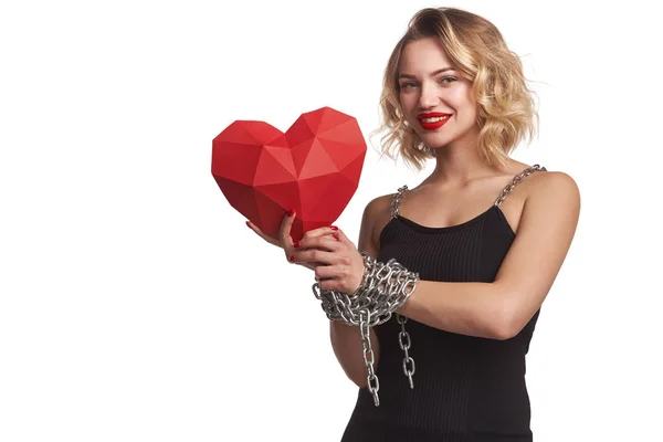 妇女拿着红色多边形纸心脏形状用链子手栓 — 图库照片