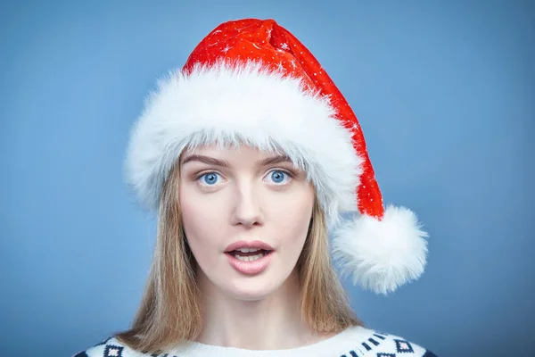 Close-up de uma mulher usando chapéu de Papai Noel, olhando para a câmera — Fotografia de Stock