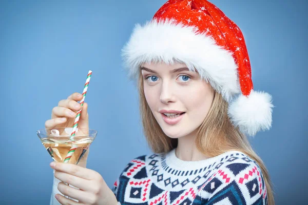 Žena nosí klobouk Santa držení sklenice se slámou — Stock fotografie