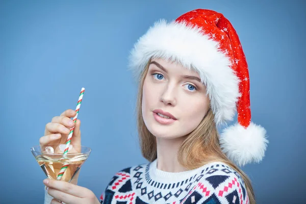 Mulher usando chapéu de Papai Noel segurando vidro martini com uma palha — Fotografia de Stock