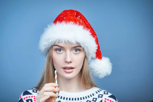 Žena nosí klobouk Santa držení sklenice se slámou — Stock fotografie