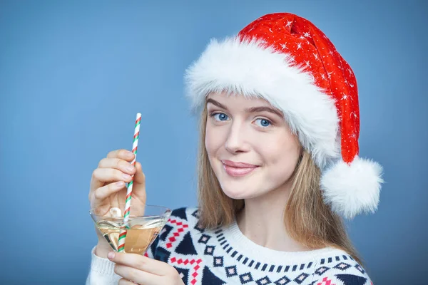 Žena nosí klobouk Santa držení sklenice se slámou — Stock fotografie