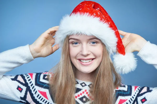 Close-up de uma mulher usando chapéu de Papai Noel, olhando para a câmera — Fotografia de Stock