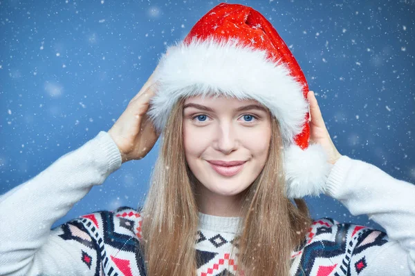 Closeup ženy nosit klobouk Santa, při pohledu na fotoaparát — Stock fotografie
