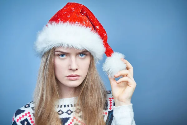 Fechar-se de mulher carrancuda irritada usando chapéu de Papai Noel — Fotografia de Stock
