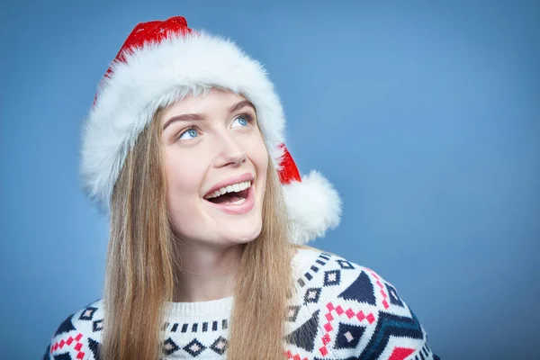 Gülümseyen kadın giyiyor Santa şapka uzakta kopya alanı seyir — Stok fotoğraf