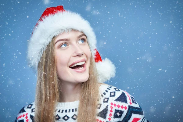 Sorrindo mulher vestindo chapéu de Papai Noel olhando para o espaço cópia — Fotografia de Stock