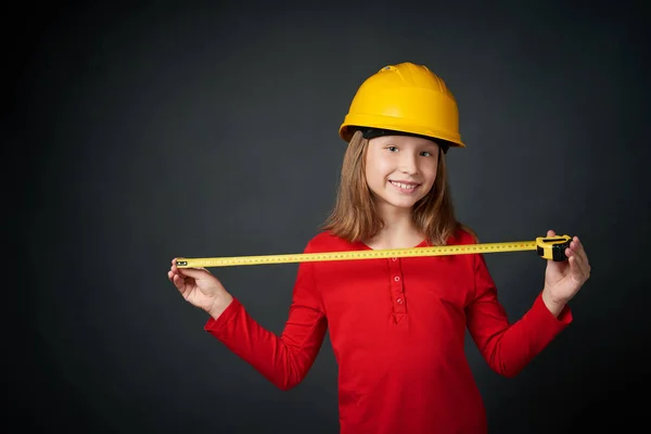 Concepto de decoración, renovación y reconstrucción. Chica con cinta métrica — Foto de Stock