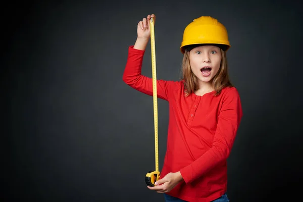 Concepto de decoración, renovación y reconstrucción. Chica con cinta métrica Fotos de stock libres de derechos