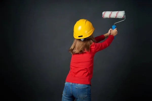 Концепция Отделки Ремонта Реконструкции Вид Сзади Девушки Рисующей Черную Стену — стоковое фото